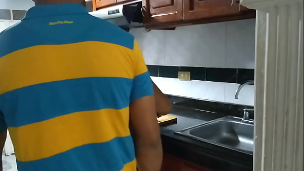 Fui a buscar a mi amigo pero encontré a su madre y ella me invita a ser cosas sucias